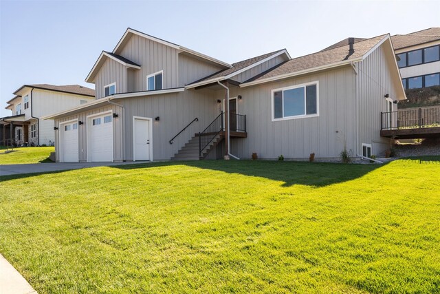 view of front of home featuring a front yard and a garage