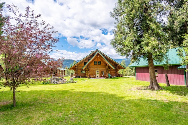 view of yard featuring a mountain view