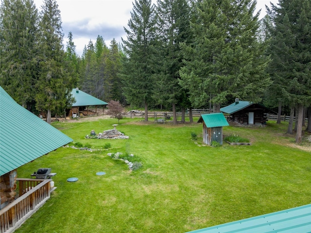 view of yard with an outdoor structure