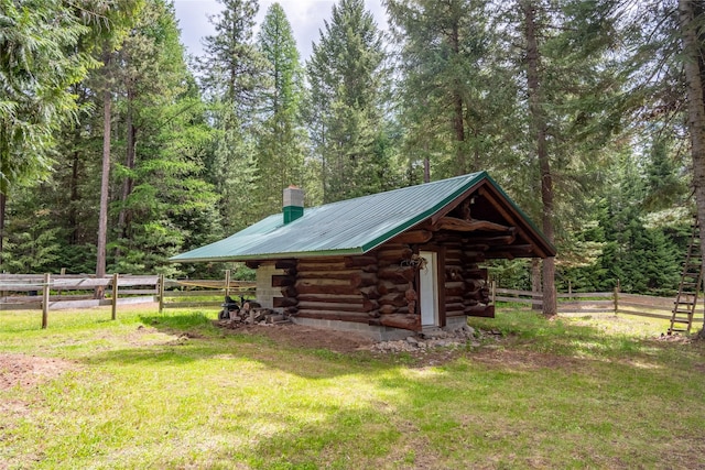 view of yard with an outbuilding