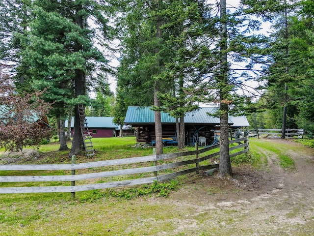 view of yard with an outbuilding