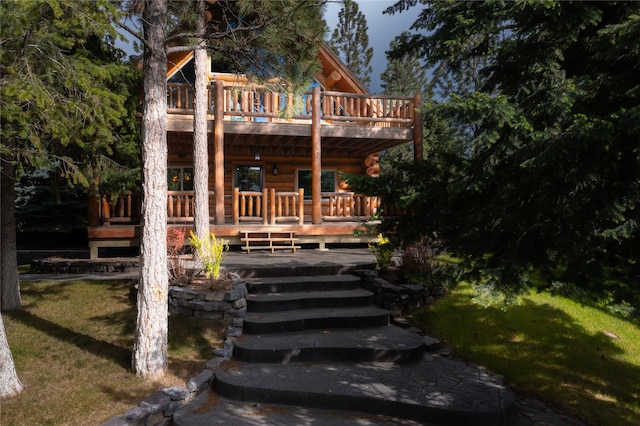 view of front of house featuring a front lawn and a wooden deck