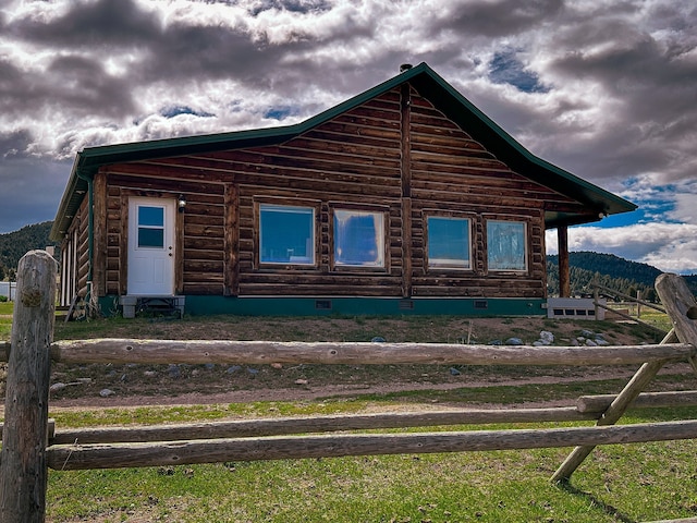 view of front of home featuring a front yard