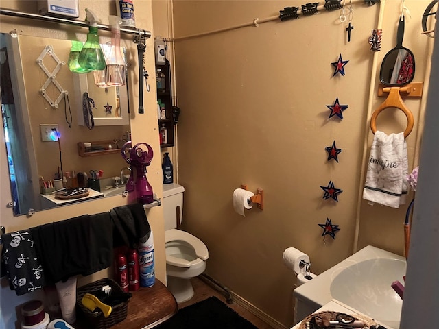 bathroom featuring toilet and sink