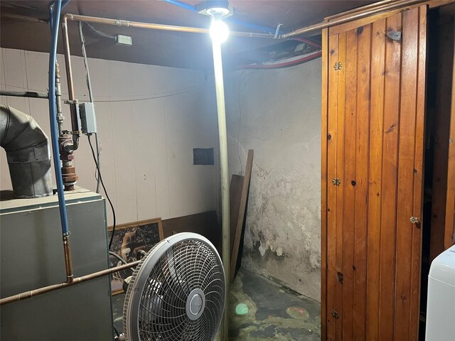 basement with washer / clothes dryer