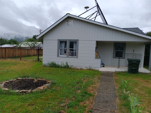 bungalow featuring a front yard