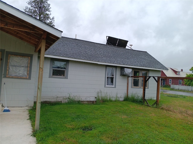 view of front of property featuring a front yard