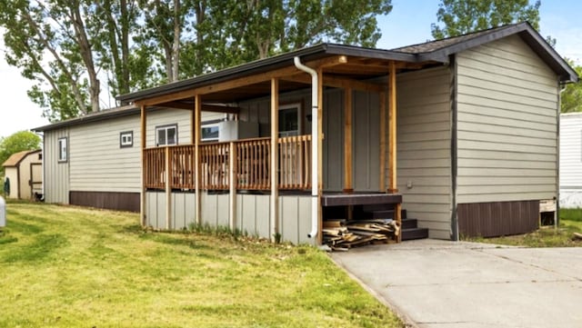 view of front of property featuring a front lawn