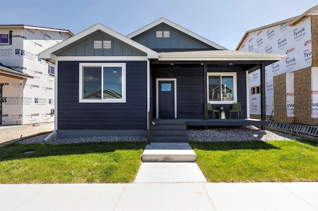 view of front of house featuring a front yard