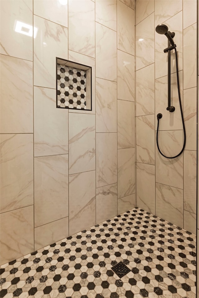 bathroom featuring a tile shower