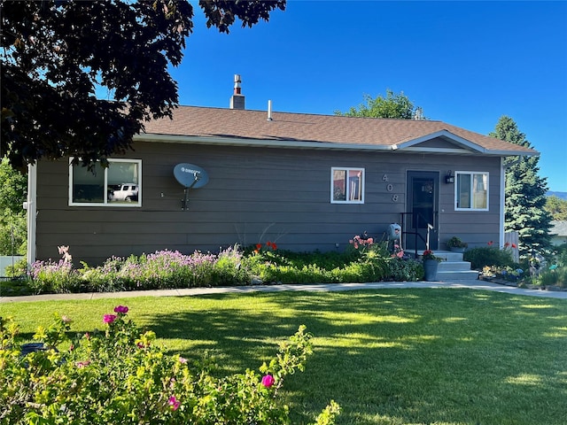 ranch-style home featuring a front lawn