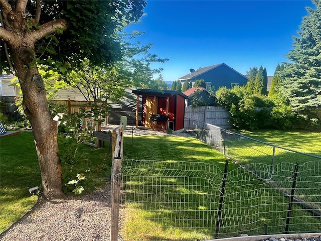 view of yard with a shed