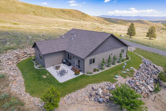 drone / aerial view featuring a mountain view