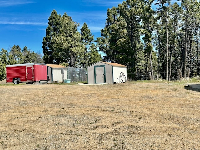 view of yard featuring a storage shed