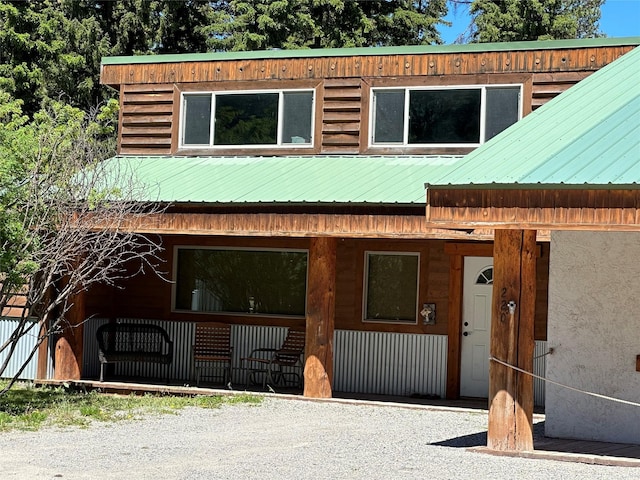 view of front of property featuring a porch