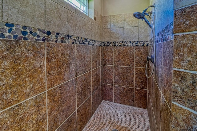 room details featuring a tile shower