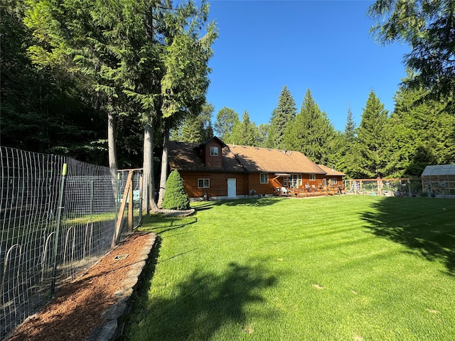 view of yard featuring an outdoor structure