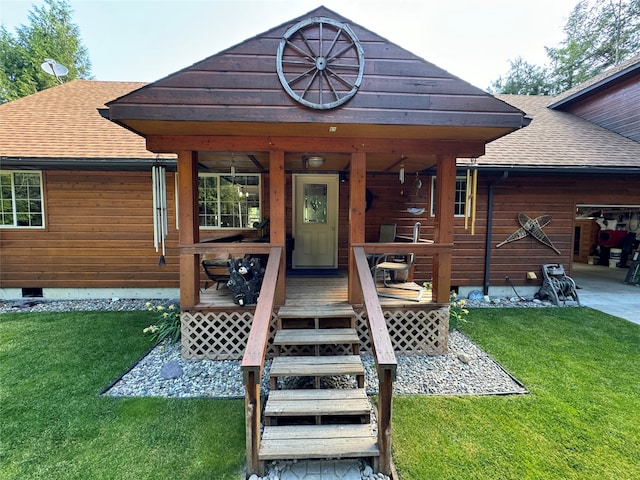 view of front facade featuring a front lawn