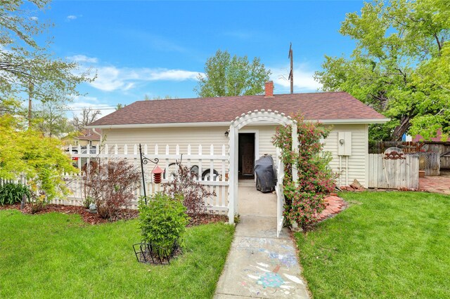 view of front of house with a front yard