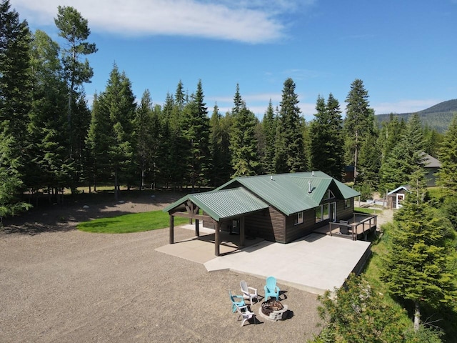 bird's eye view featuring a wooded view