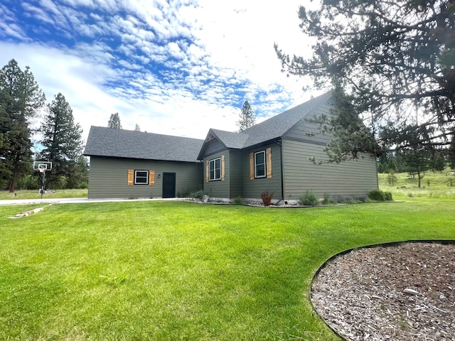 view of front facade with a front yard