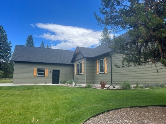 view of front facade with a front lawn