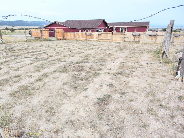 view of yard with a mountain view