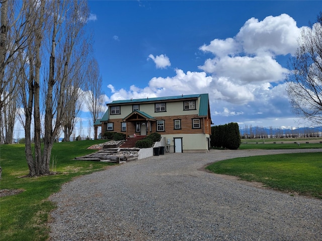 view of front facade featuring a front lawn