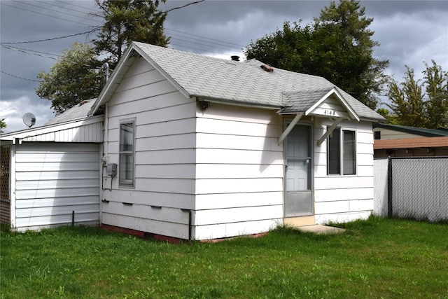 view of side of property featuring a yard