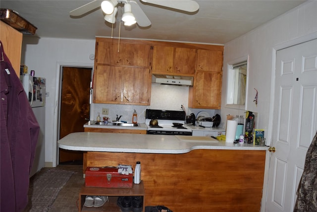 kitchen with sink, backsplash, ceiling fan, kitchen peninsula, and electric stove