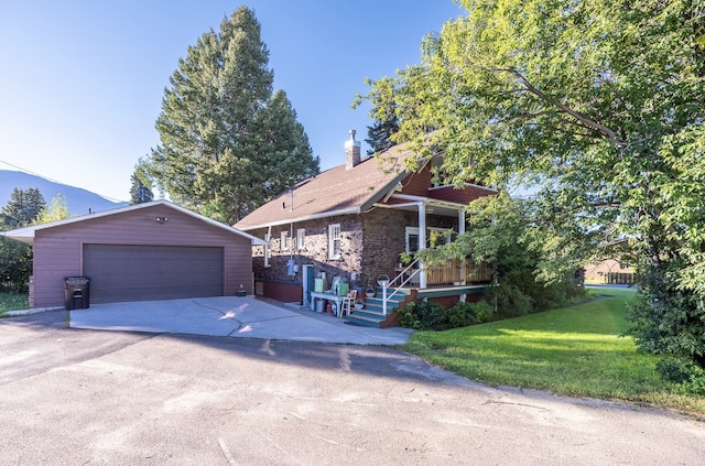 view of front of house featuring a garage and a front yard