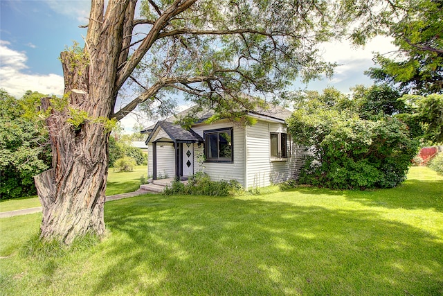 view of front facade with a front yard