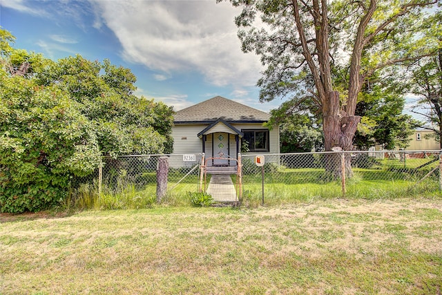 view of front of house featuring a front yard