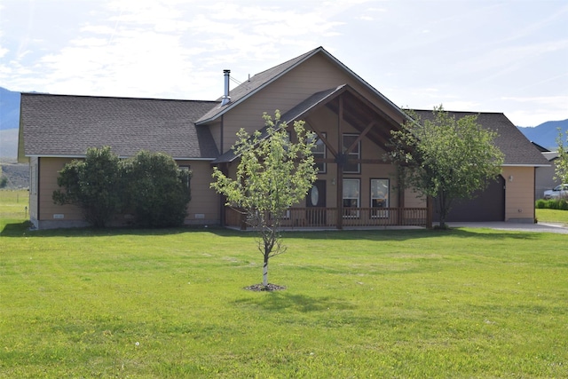 view of front of home with a front lawn