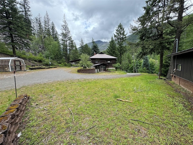 view of yard with a mountain view