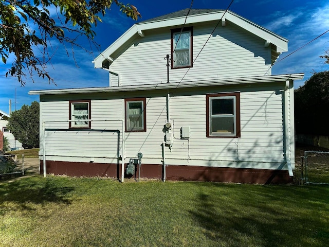 back of house featuring a lawn