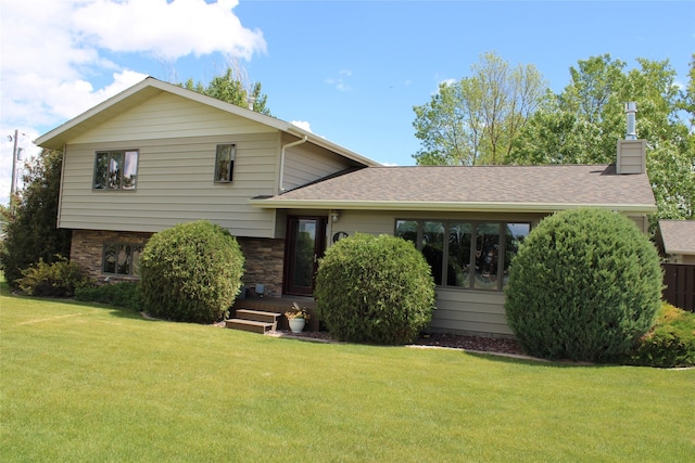 tri-level home featuring a front lawn