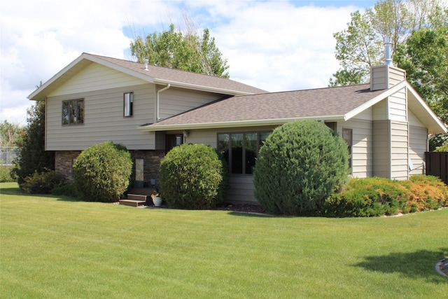 view of front facade featuring a front lawn