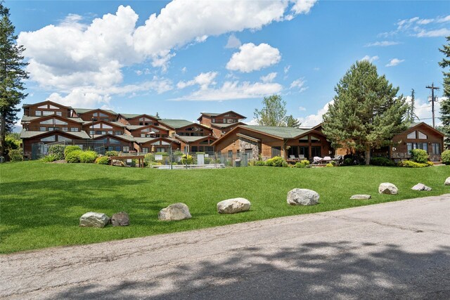 view of property's community featuring a lawn