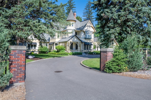 view of front of property featuring aphalt driveway