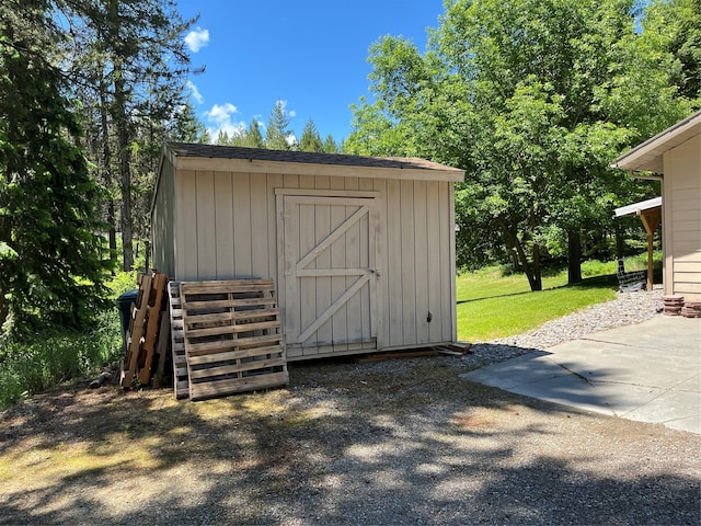 view of outdoor structure with a yard