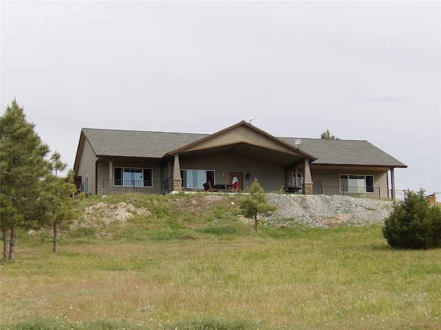 single story home featuring a shingled roof