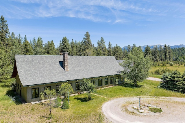 view of front of property featuring a front lawn