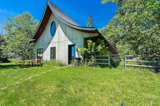 view of side of property featuring a lawn