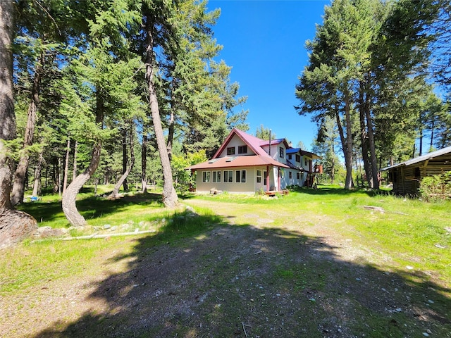 view of yard featuring dirt driveway