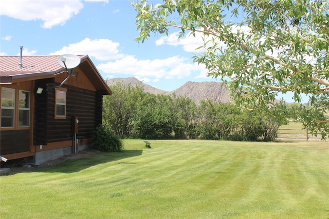 view of yard featuring a mountain view