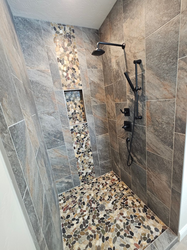 bathroom featuring a tile shower