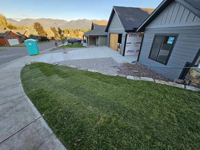 view of yard featuring a mountain view