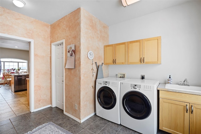 laundry room featuring sink, cabinets, independent washer and dryer, and dark tile patterned flooring