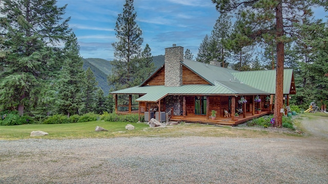 view of front of house featuring a mountain view